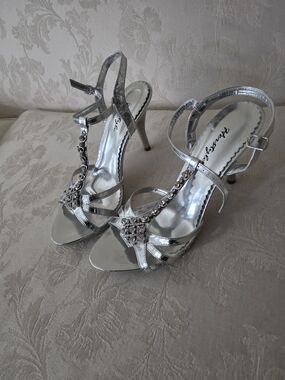 Silver Floral Rhinestone Embellished T-Strap Dress Sandals - Unbranded